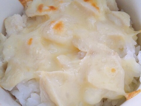 サラダチキンご飯のチーズ焼き